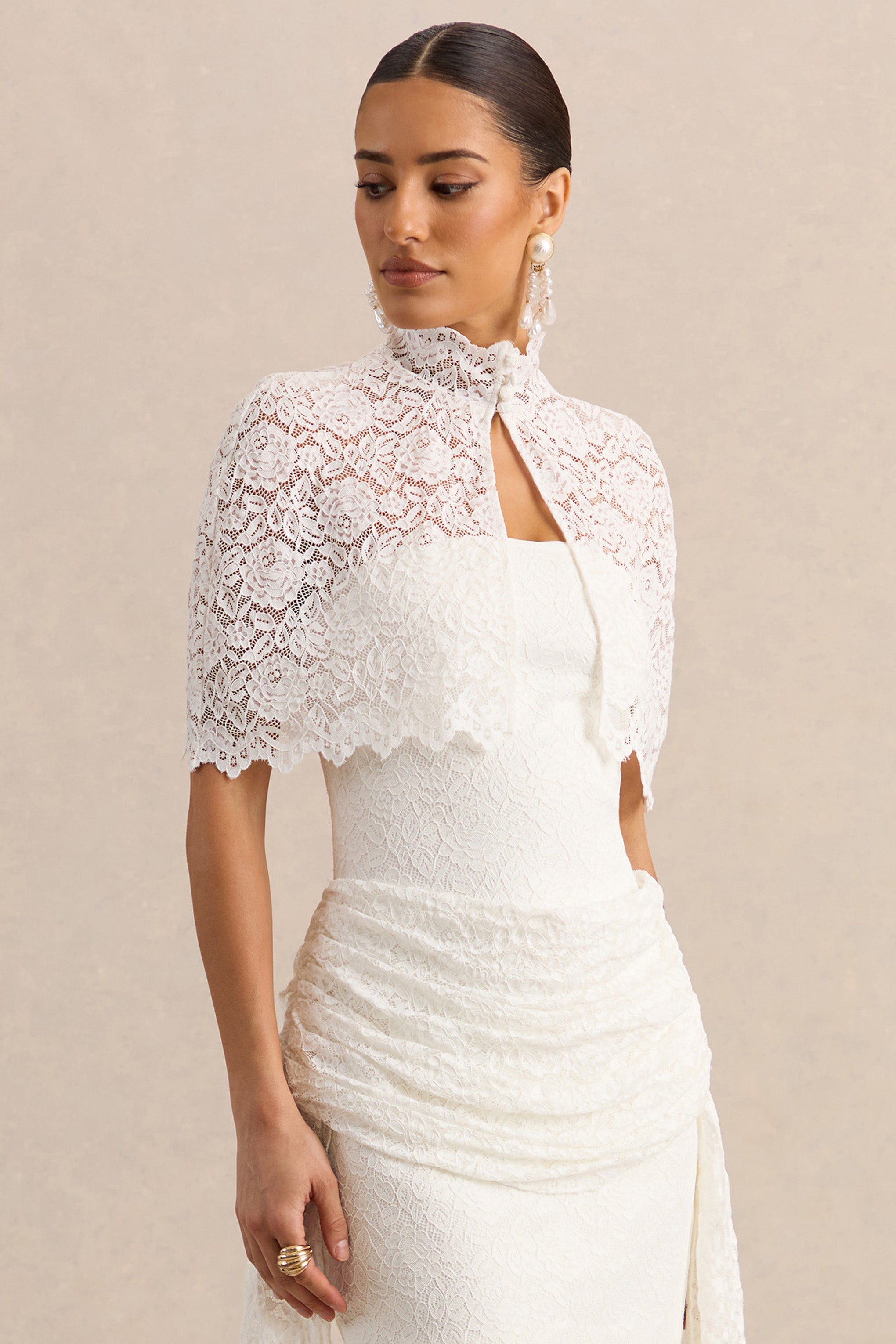 Caliro | White Lace High-Neck Short Cape
